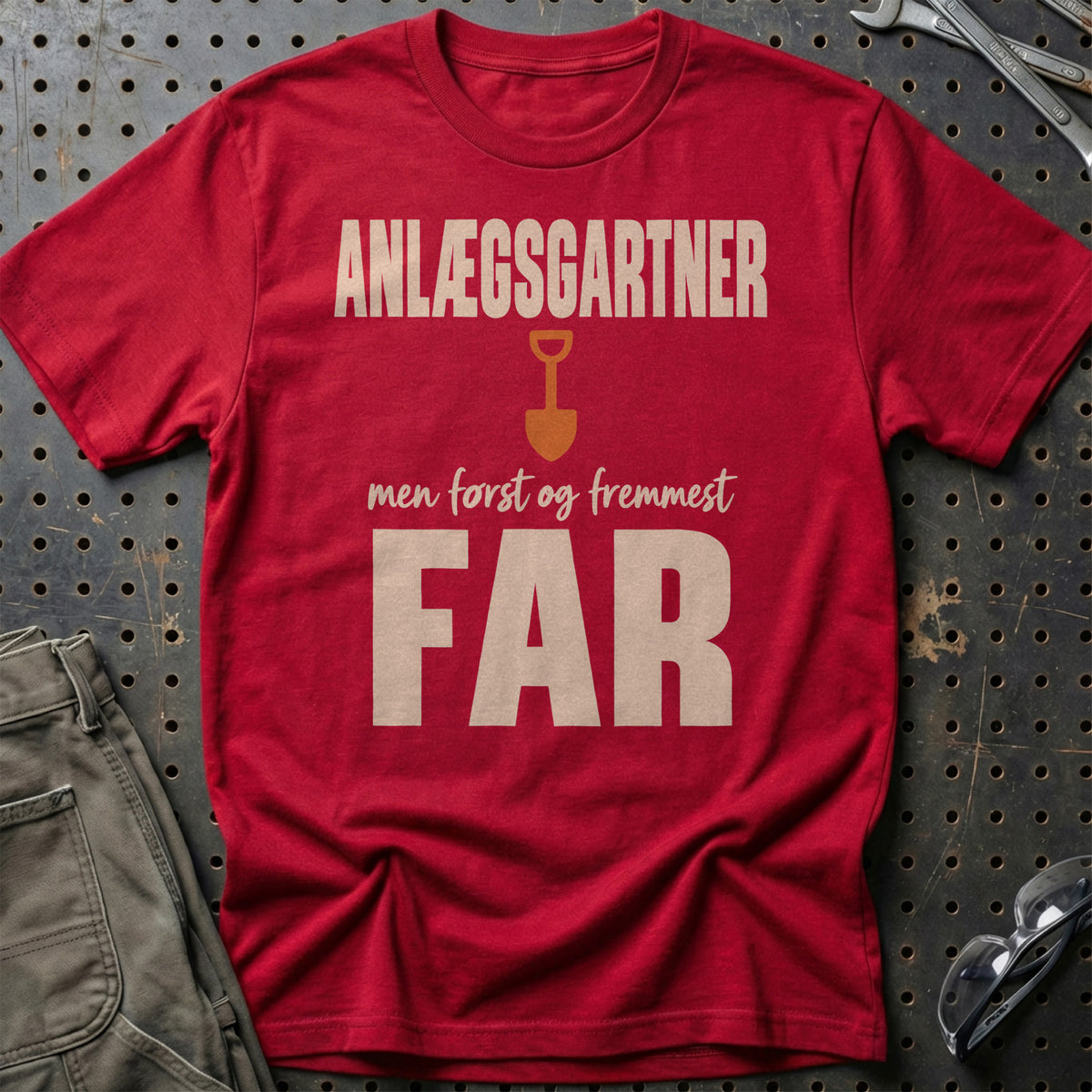 
Produktbillede af Anlægsgartner – Men Først Og Fremmest Far T-Shirt