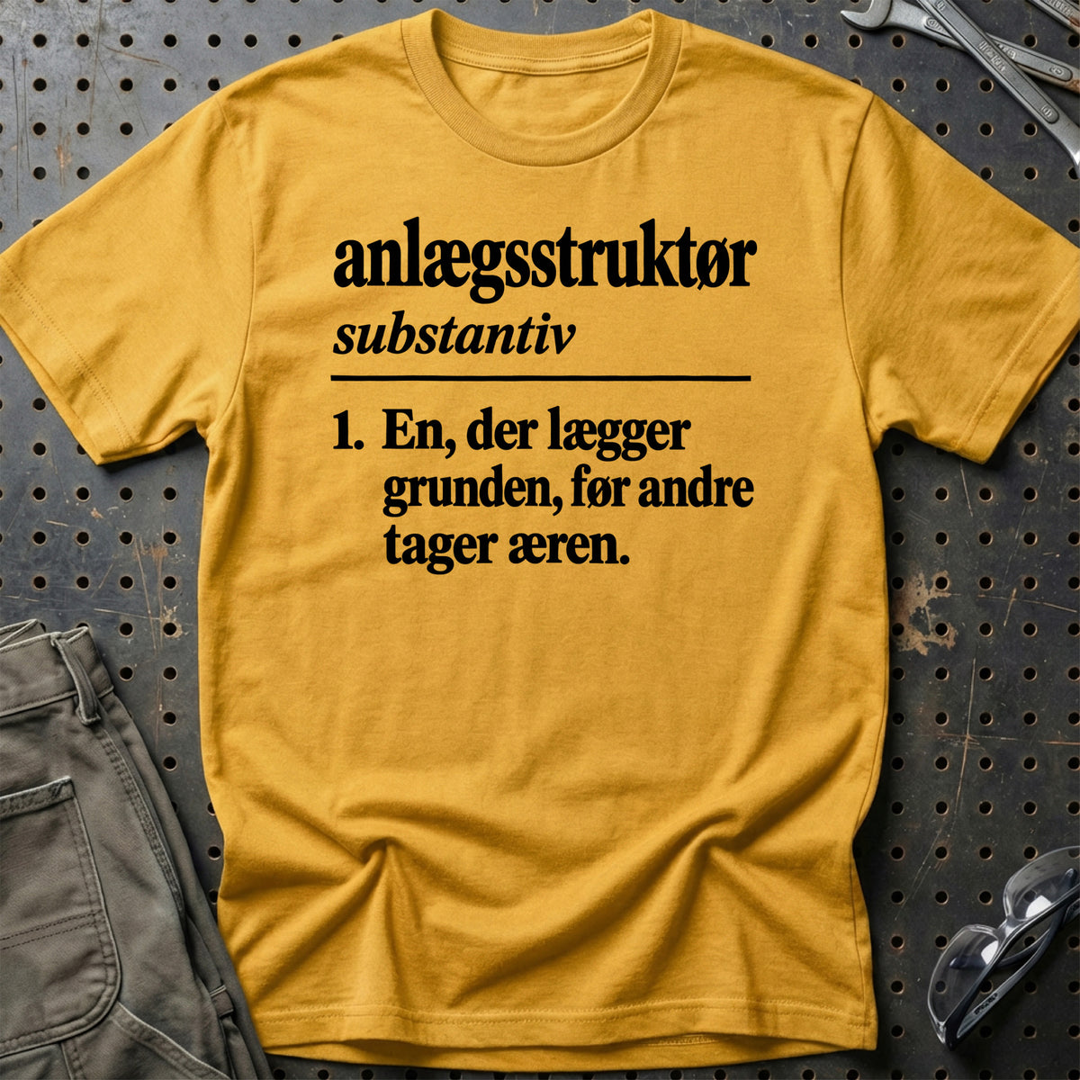 
Anlægsstruktør – Definition T-Shirt – Guld