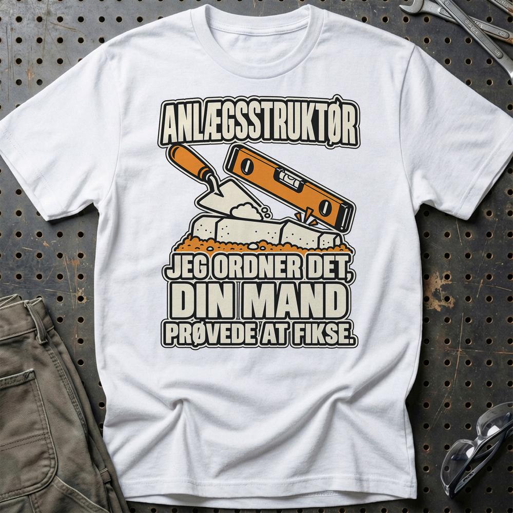 
Produktbillede af Anlægsstruktør – Jeg Ordner Det, Din Mand Prøvede At Fikse T-Shirt