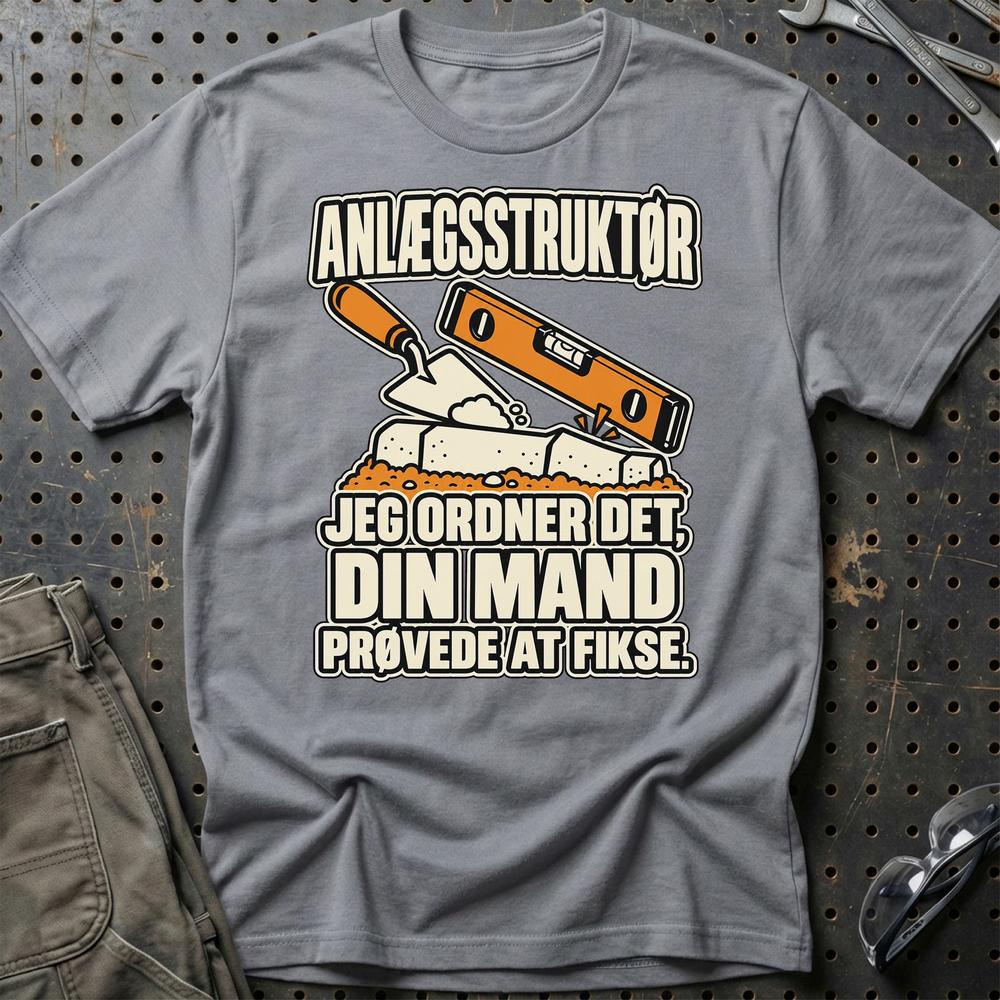 
Produktbillede af Anlægsstruktør – Jeg Ordner Det, Din Mand Prøvede At Fikse T-Shirt