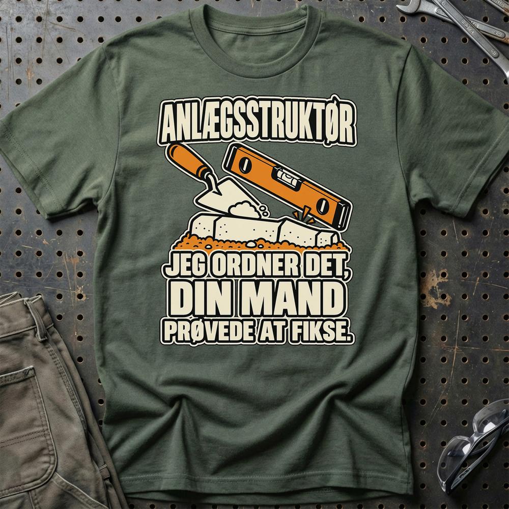 
Produktbillede af Anlægsstruktør – Jeg Ordner Det, Din Mand Prøvede At Fikse T-Shirt
