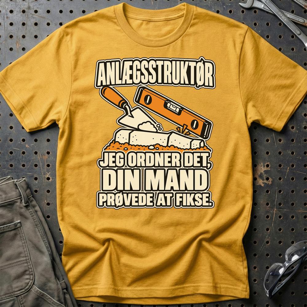 
Produktbillede af Anlægsstruktør – Jeg Ordner Det, Din Mand Prøvede At Fikse T-Shirt