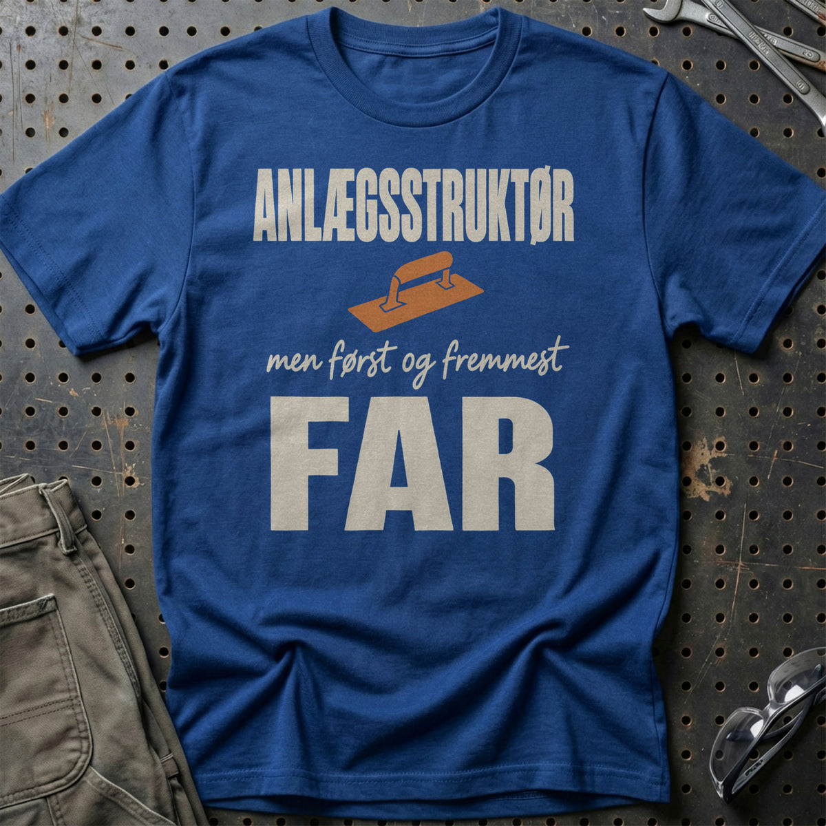 
Produktbillede af Anlægsstruktør – Men Først Og Fremmest Far T-Shirt