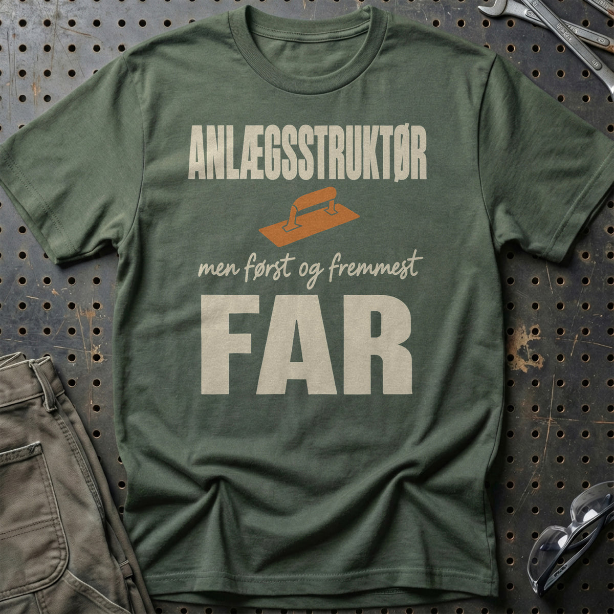 
Produktbillede af Anlægsstruktør – Men Først Og Fremmest Far T-Shirt