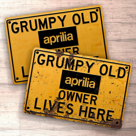 Aprilia Grumpy Old Aprilia Owner Lives Here Skilte, Musemåtte, Dørmåtte , Plakat-Skilte-Aprilia-Garage Culture Shop- garage - man cave - merchandise