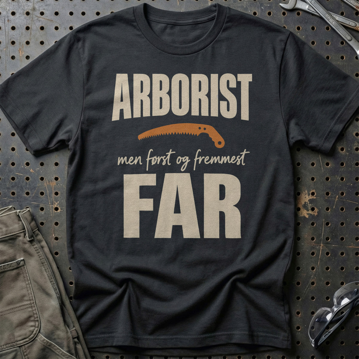 
Produktbillede af Arborist – Men Først Og Fremmest Far T-Shirt