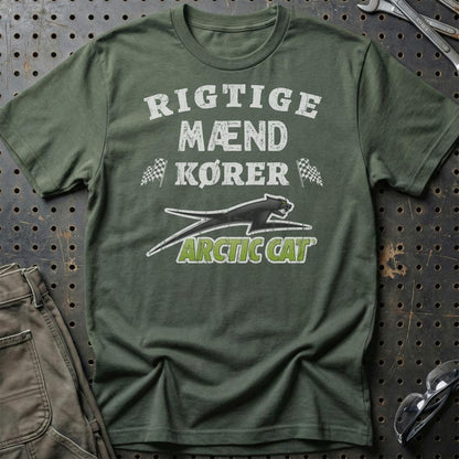 Arctic Cat Rigtige Mænd Kører - Unisex T-Shirt , Bomuld-Beklædning-Arctic Cat-Grøn Militær-S-Garage Culture Shop- garage - man cave - merchandise