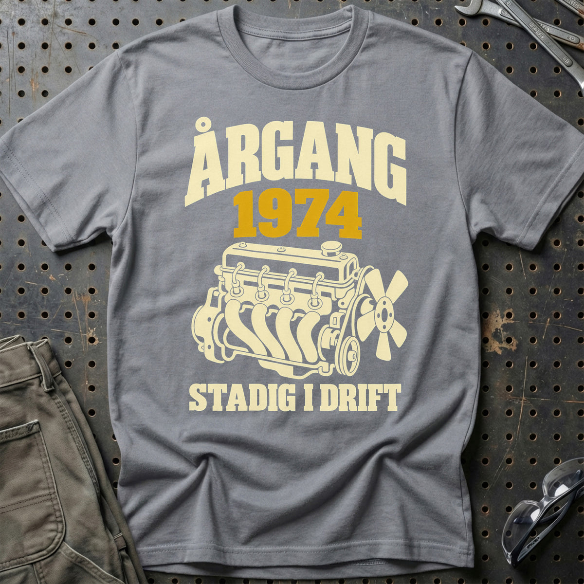 
Produktbillede af Årgang 1974 stadig i drift T-Shirt