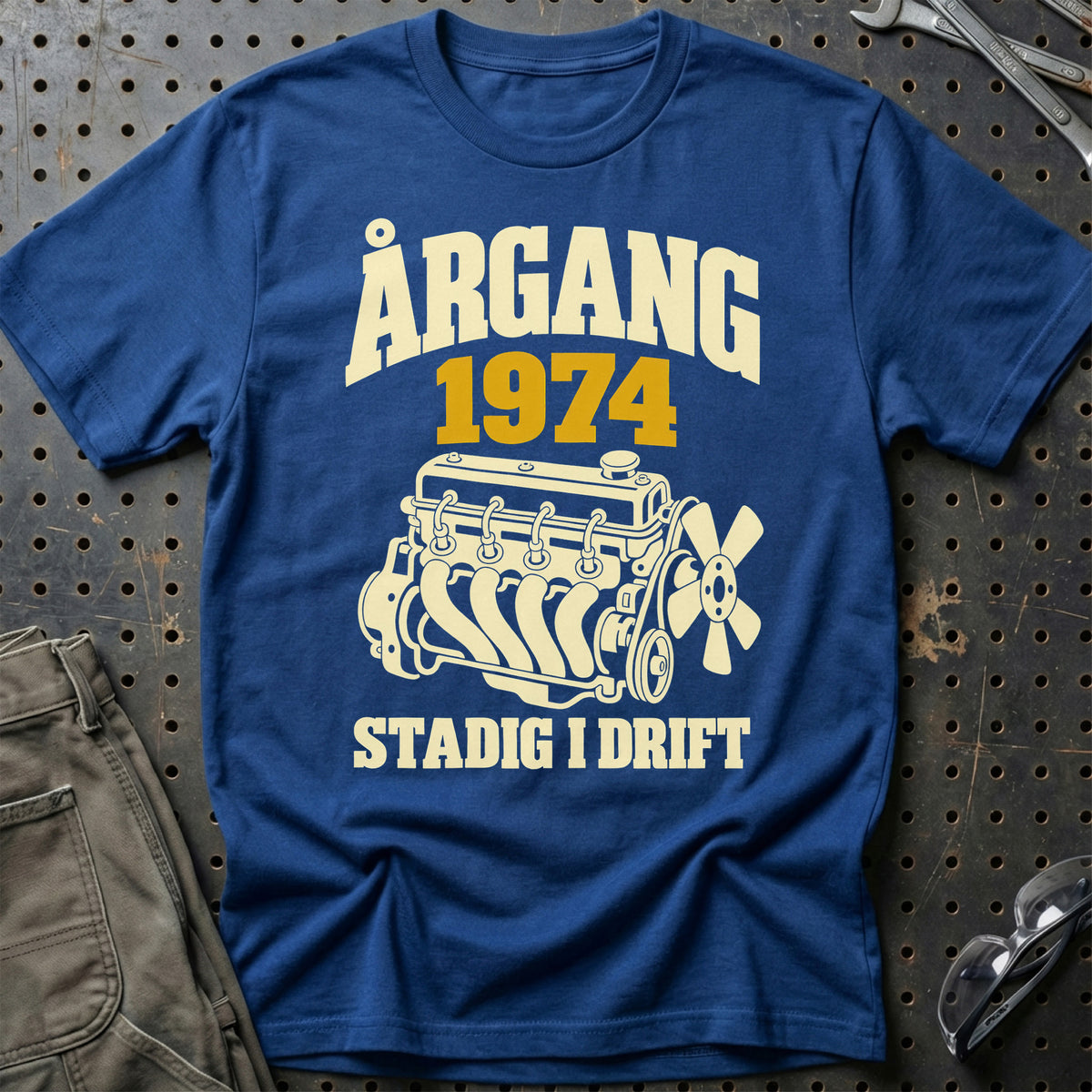 
Produktbillede af Årgang 1974 stadig i drift T-Shirt