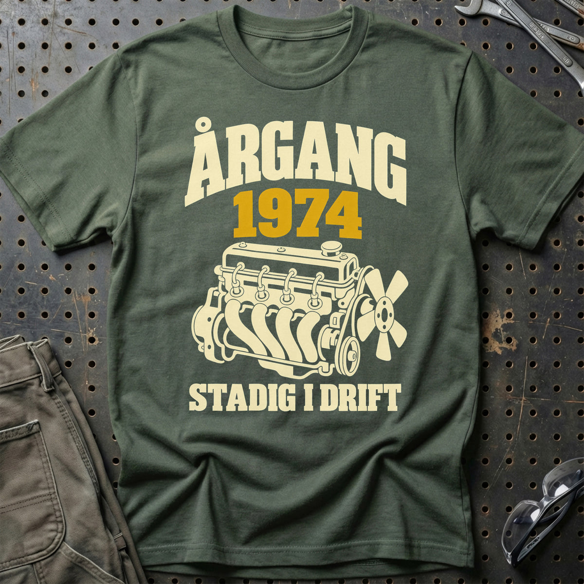 
Produktbillede af Årgang 1974 stadig i drift T-Shirt