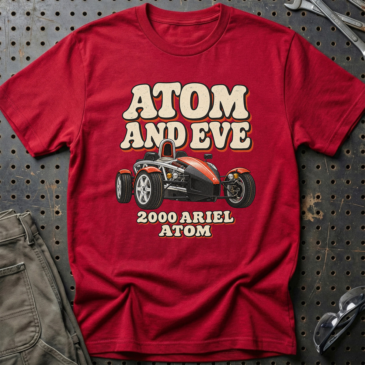 
Ariel Atom 2000 – Atom and Eve T-Shirt – Rød