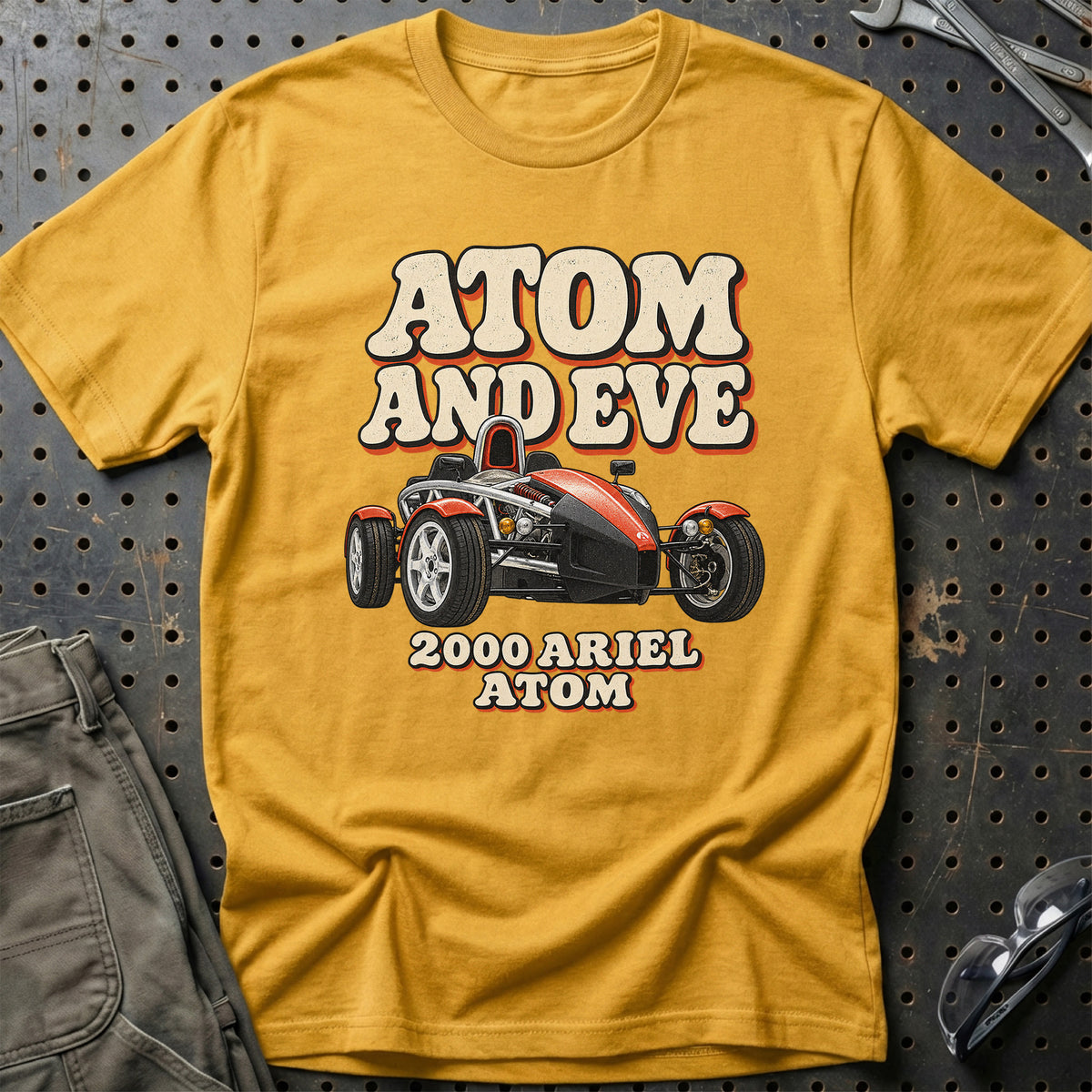 
Ariel Atom 2000 – Atom and Eve T-Shirt – Guld
