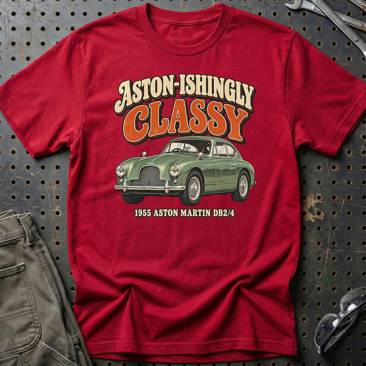 
Aston Martin DB2/4 1955 – Aston-ishingly Classy T-Shirt – Rød