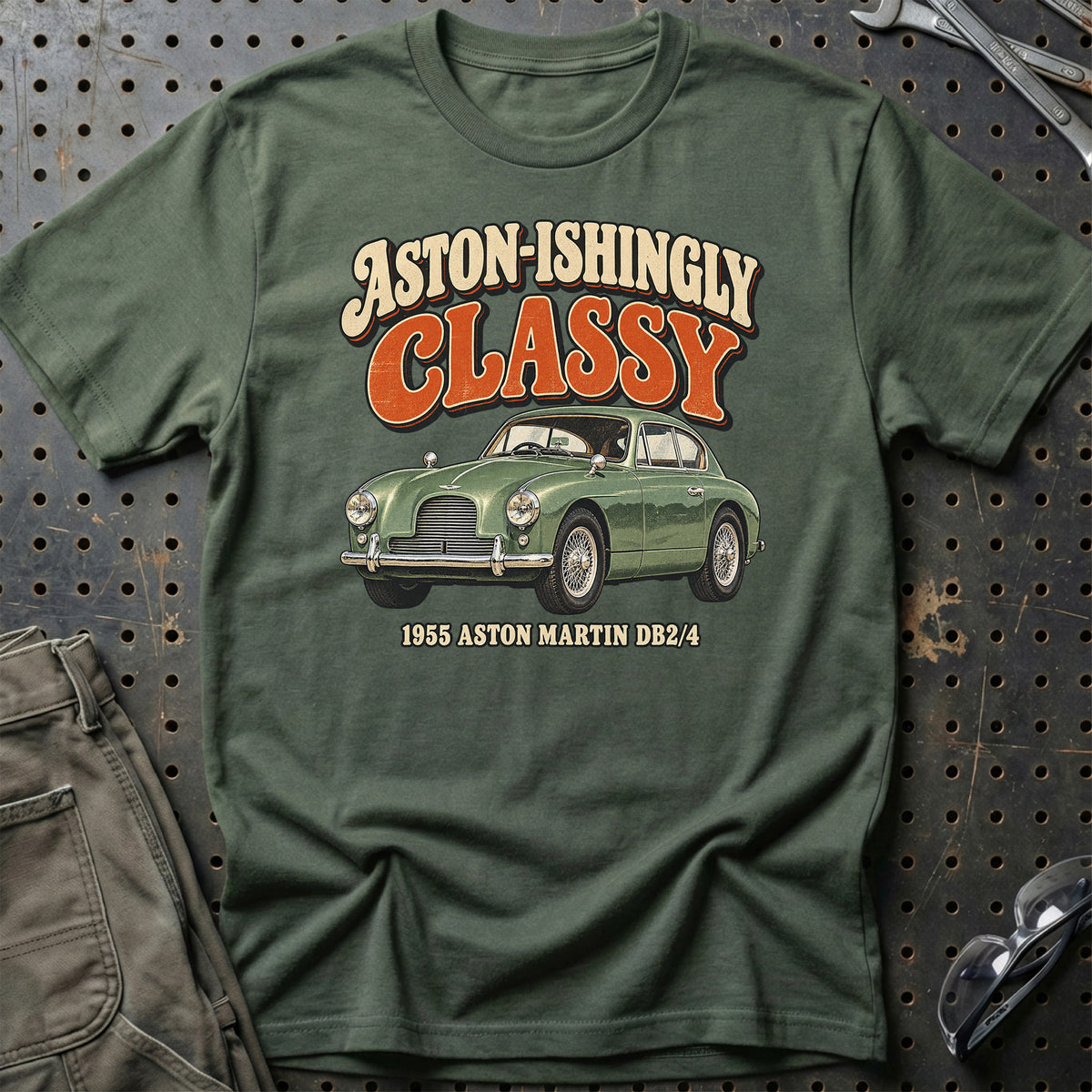
Aston Martin DB2/4 1955 – Aston-ishingly Classy T-Shirt – Grøn Militær