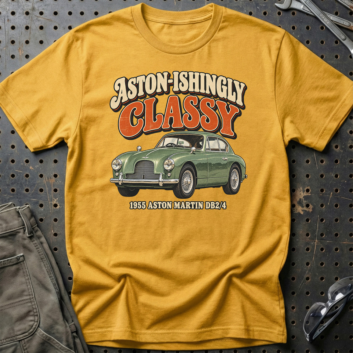 
Aston Martin DB2/4 1955 – Aston-ishingly Classy T-Shirt – Guld