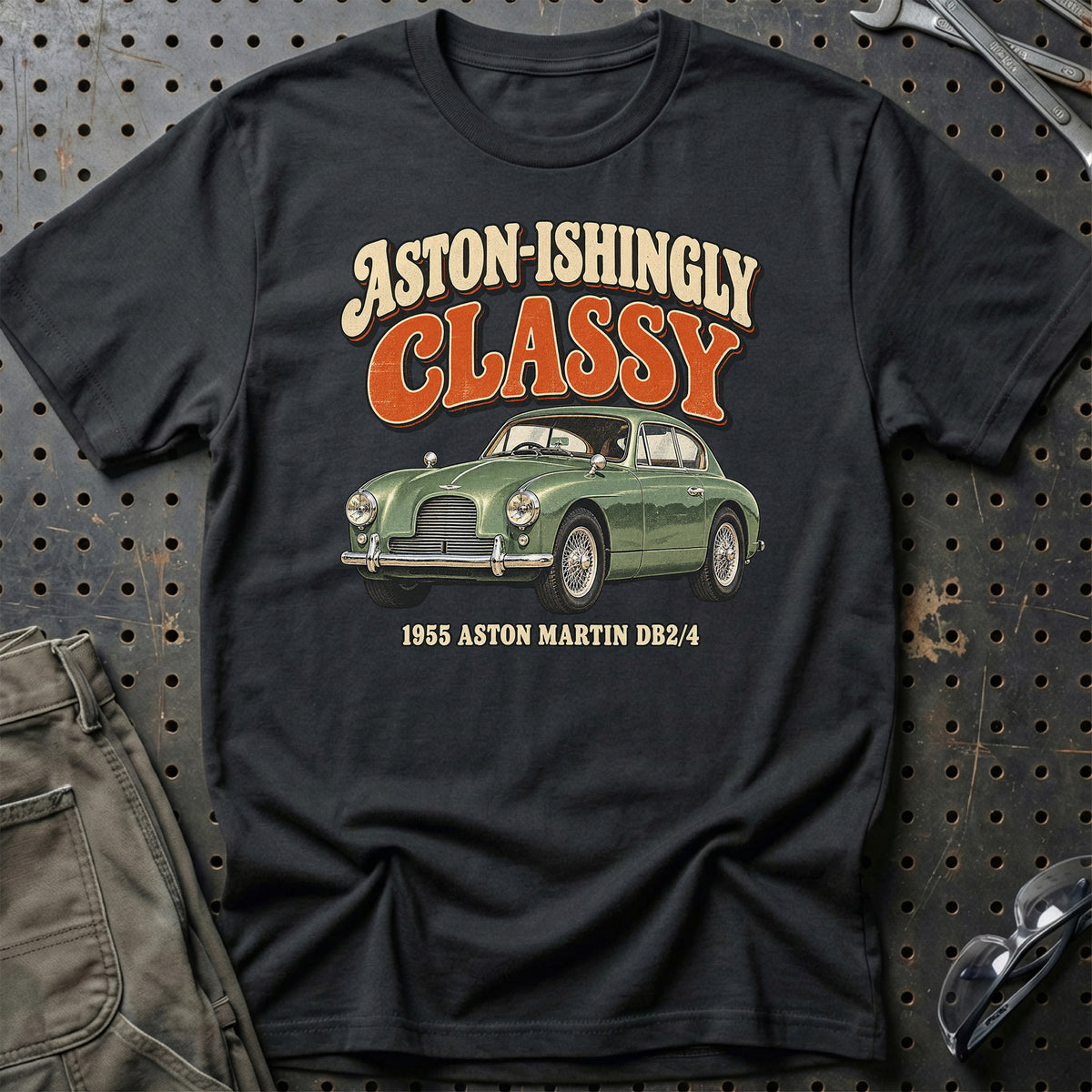 
Aston Martin DB2/4 1955 – Aston-ishingly Classy T-Shirt – Sort
