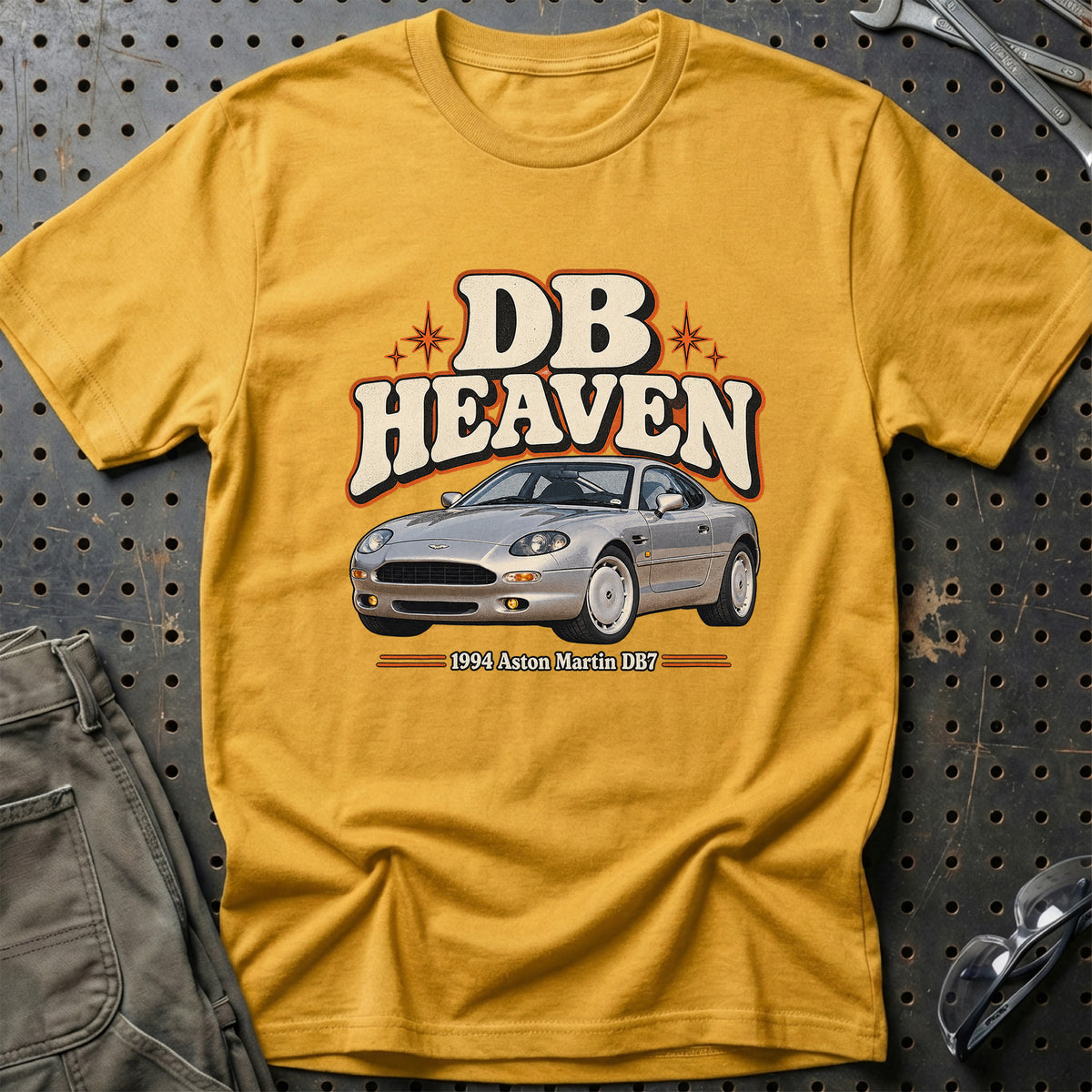 
Aston Martin DB7 1994 – DB Heaven T-Shirt – Guld