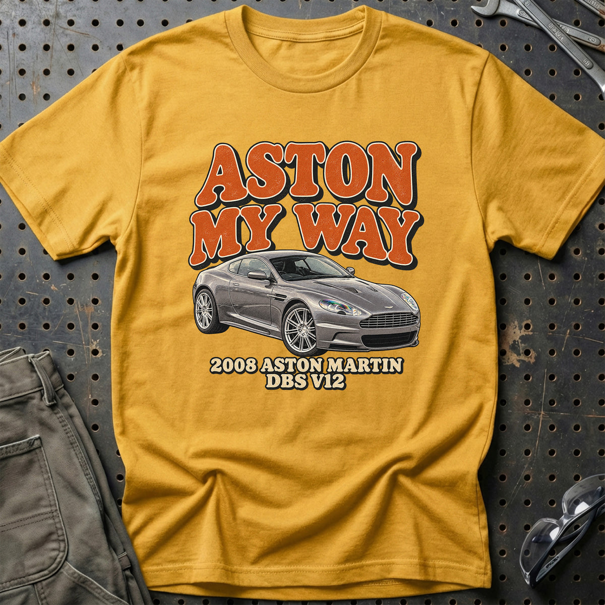 
Aston Martin DBS V12 2008 – Aston My Way T-Shirt – Guld