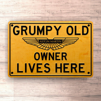 Aston Martin Grumpy Old Aston Martin Owner Lives Here Skilte, Musemåtte, Dørmåtte , Plakat-Skilte-Aston Martin-Garage Culture Shop- garage - man cave - merchandise
