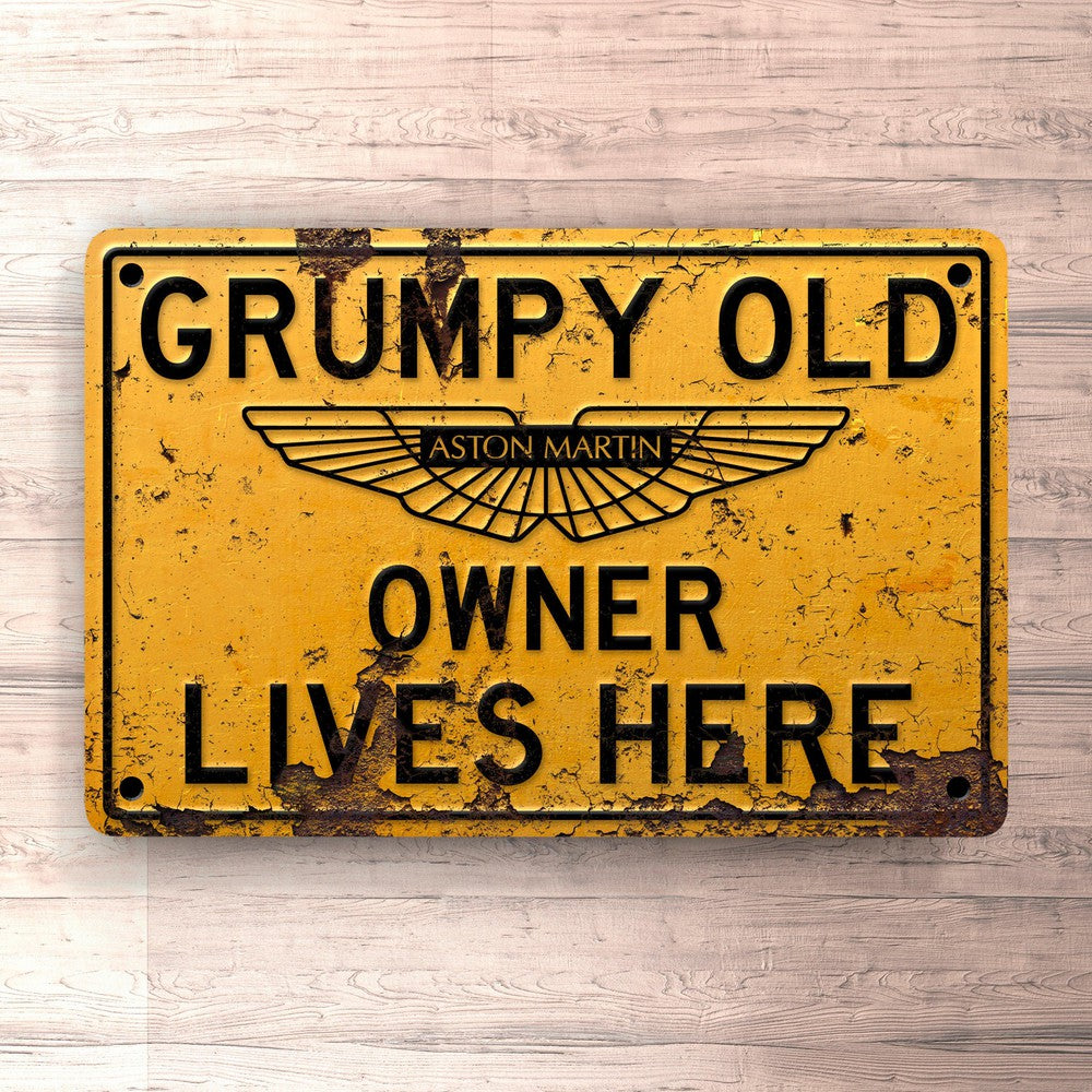 Aston Martin Grumpy Old Aston Martin Owner Lives Here Skilte, Musemåtte, Dørmåtte , Plakat-Skilte-Aston Martin-Garage Culture Shop- garage - man cave - merchandise