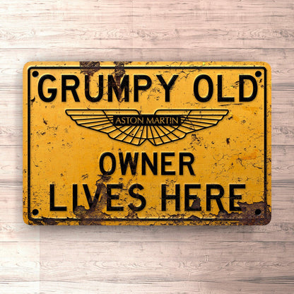 Aston Martin Grumpy Old Aston Martin Owner Lives Here Skilte, Musemåtte, Dørmåtte , Plakat-Skilte-Aston Martin-Garage Culture Shop- garage - man cave - merchandise