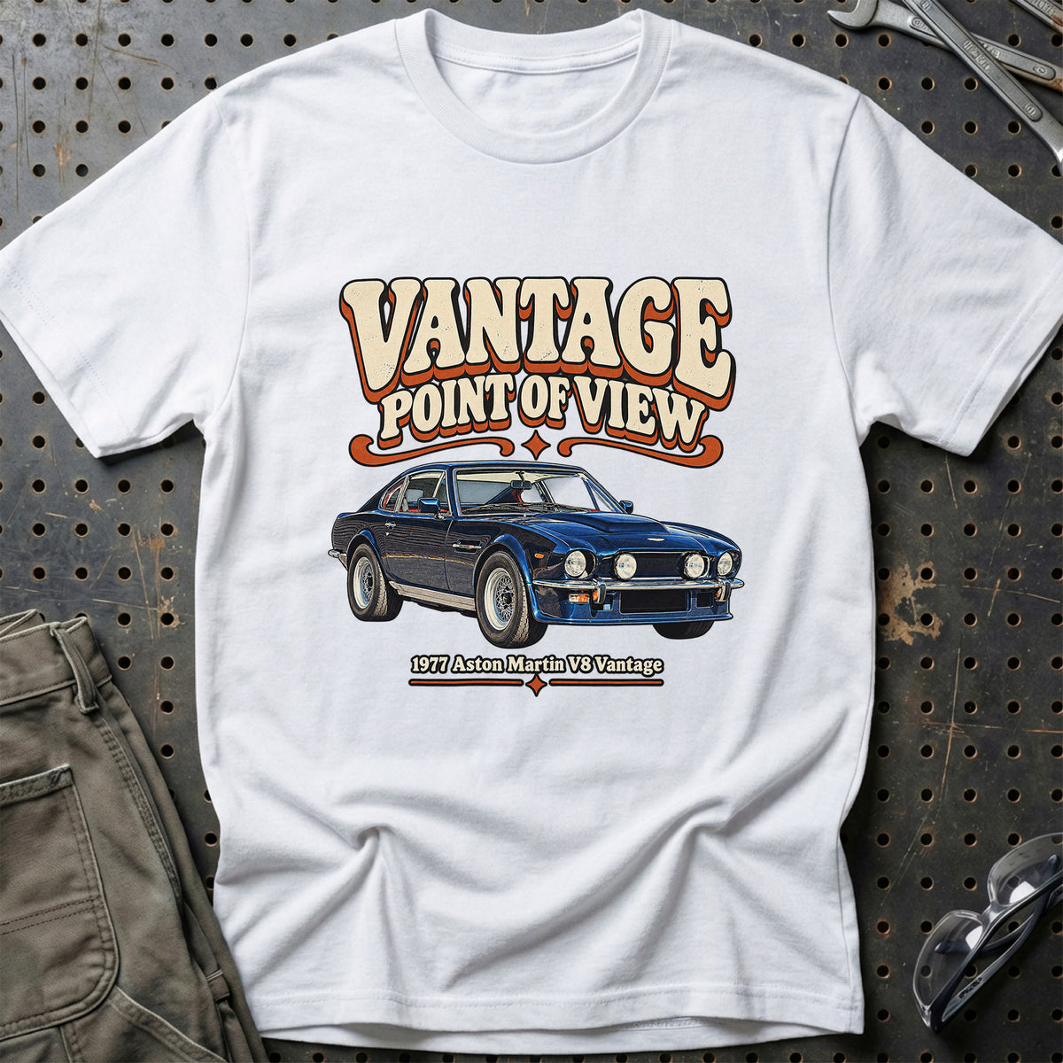 
Aston Martin V8 Vantage 1977 – Vantage Point of View T-Shirt – Hvid