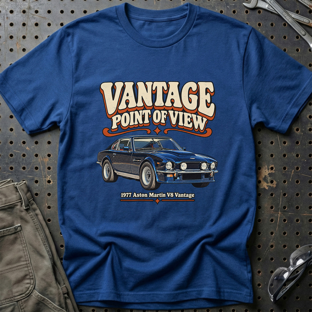 
Aston Martin V8 Vantage 1977 – Vantage Point of View T-Shirt – Blå Royal