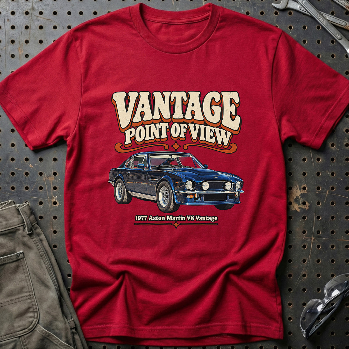 
Aston Martin V8 Vantage 1977 – Vantage Point of View T-Shirt – Rød