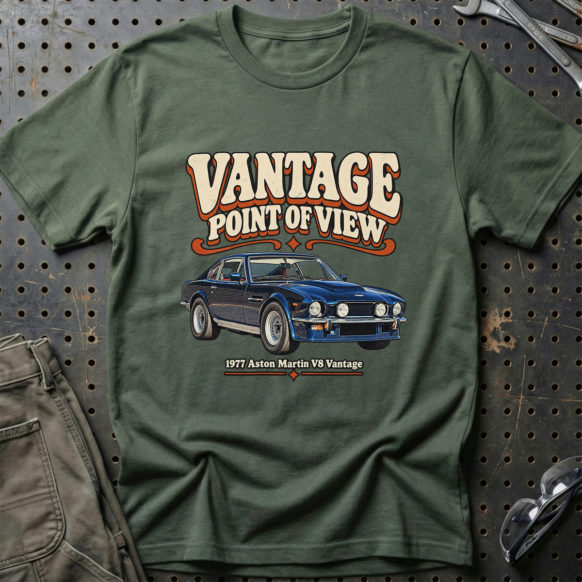 
Aston Martin V8 Vantage 1977 – Vantage Point of View T-Shirt – Grøn Militær