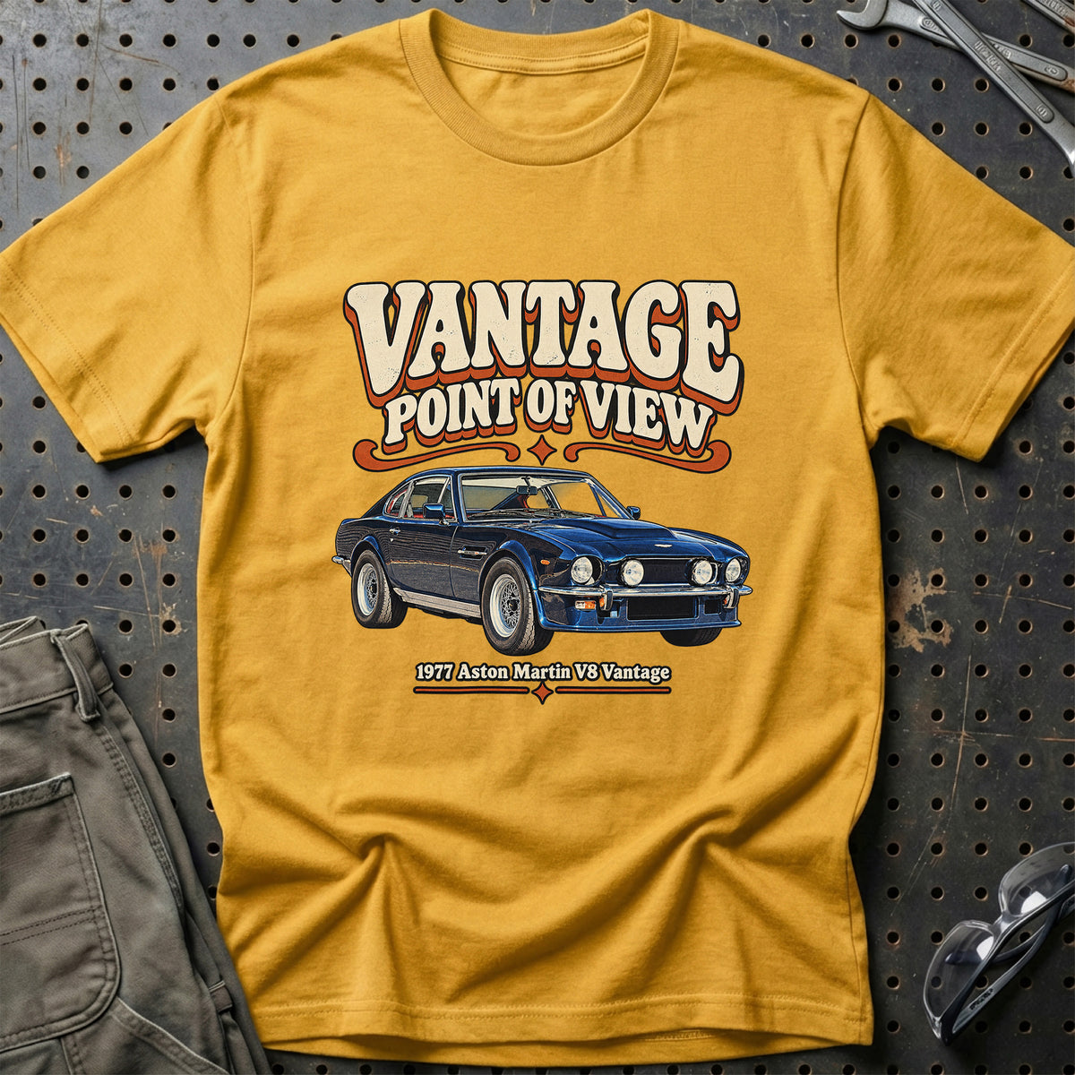 
Aston Martin V8 Vantage 1977 – Vantage Point of View T-Shirt – Guld
