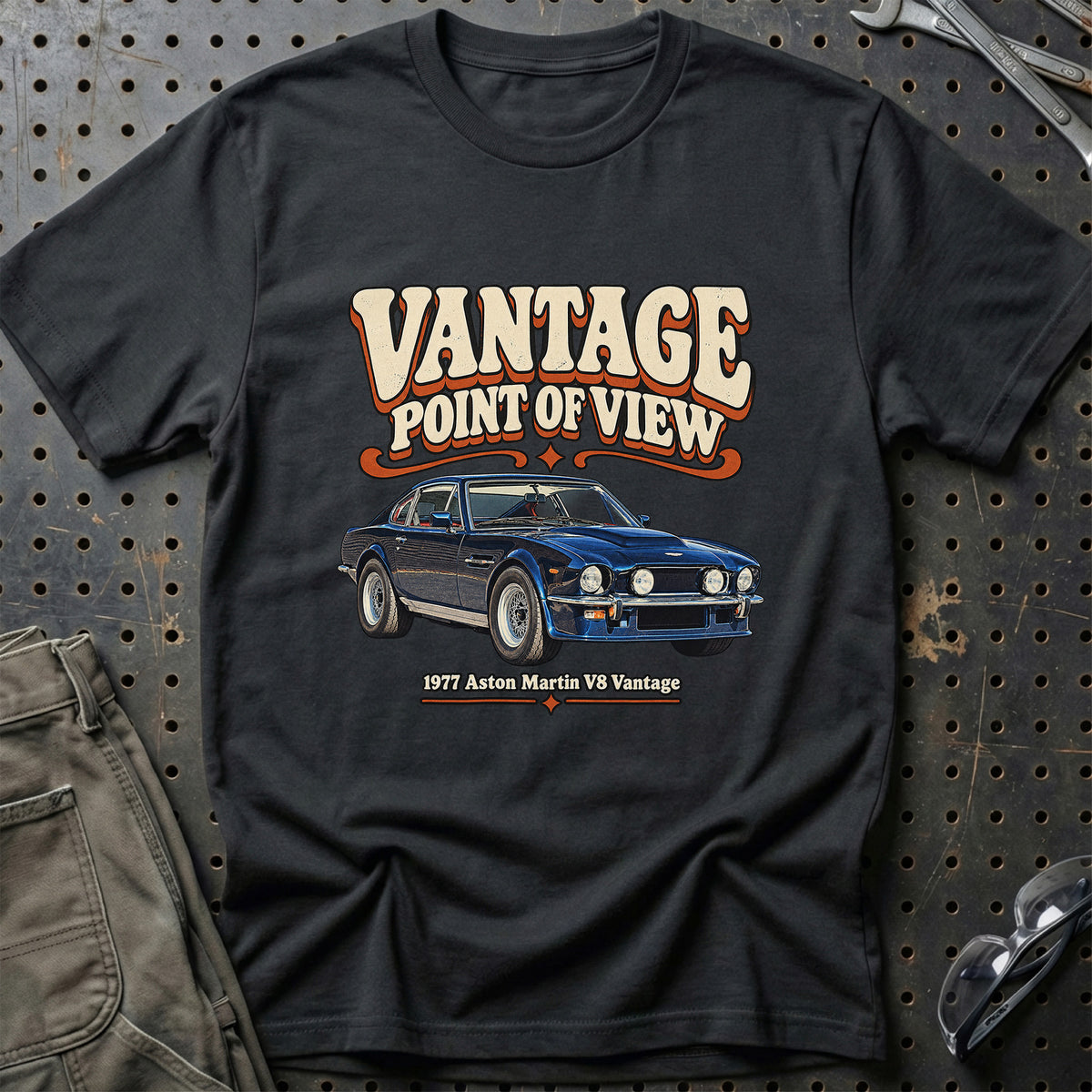 
Aston Martin V8 Vantage 1977 – Vantage Point of View T-Shirt – Sort