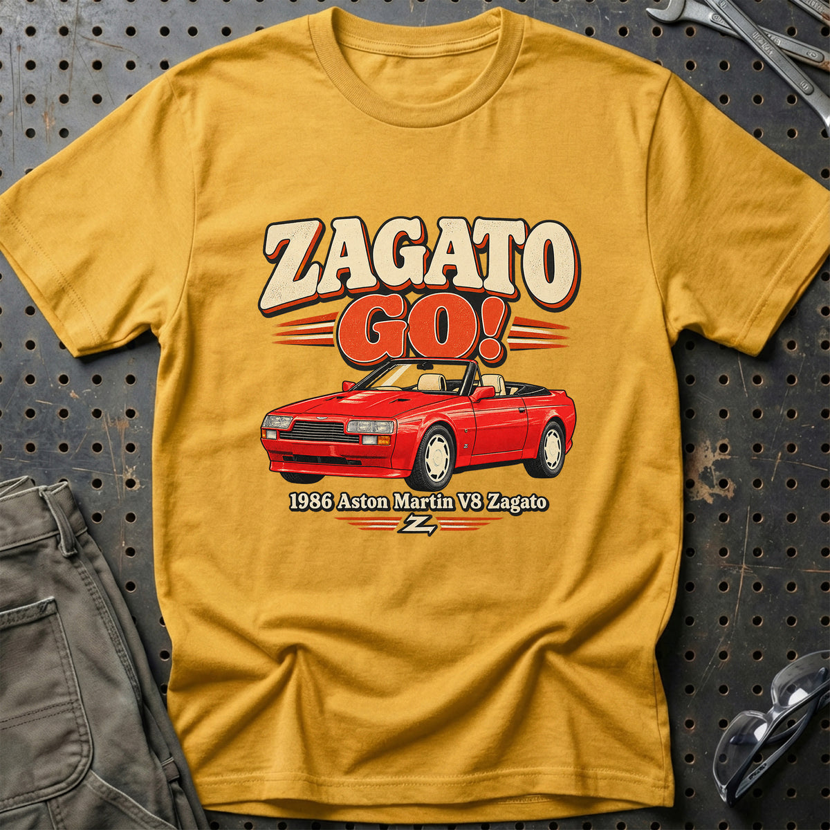
Aston Martin V8 Zagato 1986 – Zagato Go! T-Shirt – Guld