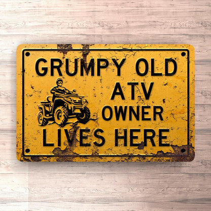 Atv Grumpy Old Atv Owner Lives Here Skilte, Musemåtte, Dørmåtte-Skilte-ATV-Garage Culture Shop- garage - man cave - merchandise