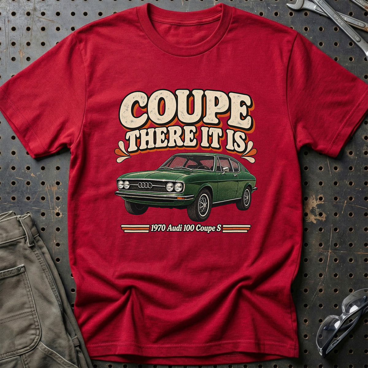 
Audi 100 Coupe S 1970 – Coupe There It Is T-Shirt – Rød