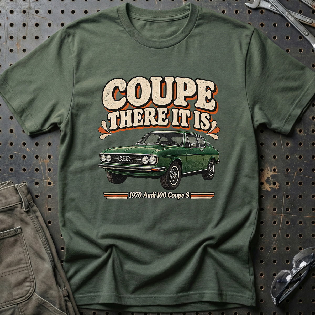 
Audi 100 Coupe S 1970 – Coupe There It Is T-Shirt – Grøn Militær