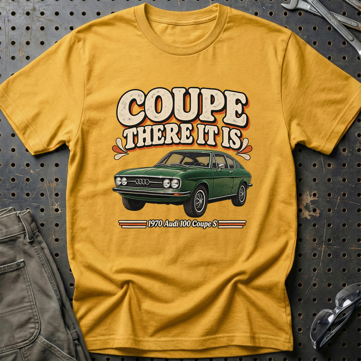 
Audi 100 Coupe S 1970 – Coupe There It Is T-Shirt – Guld