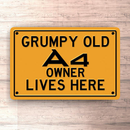 Audi Grumpy Old Audi A4 Owner Lives Here Skilte, Musemåtte, Dørmåtte , Plakat-Skilte-Audi-Garage Culture Shop- garage - man cave - merchandise