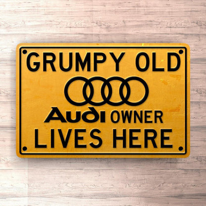 Audi Grumpy Old Audi Owner Lives Here Skilte, Musemåtte, Dørmåtte , Plakat-Skilte-Audi-Garage Culture Shop- garage - man cave - merchandise