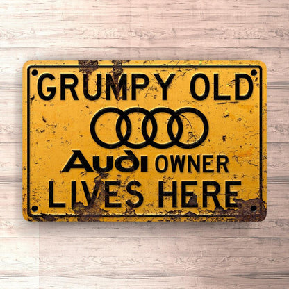 Audi Grumpy Old Audi Owner Lives Here Skilte, Musemåtte, Dørmåtte , Plakat-Skilte-Audi-Garage Culture Shop- garage - man cave - merchandise