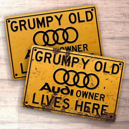 Audi Grumpy Old Audi Owner Lives Here Skilte, Musemåtte, Dørmåtte , Plakat-Skilte-Audi-Garage Culture Shop- garage - man cave - merchandise
