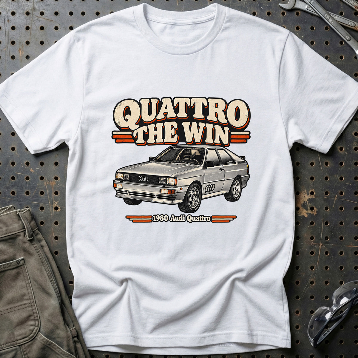 
Audi Quattro 1980 – Quattro the Win T-Shirt – Hvid