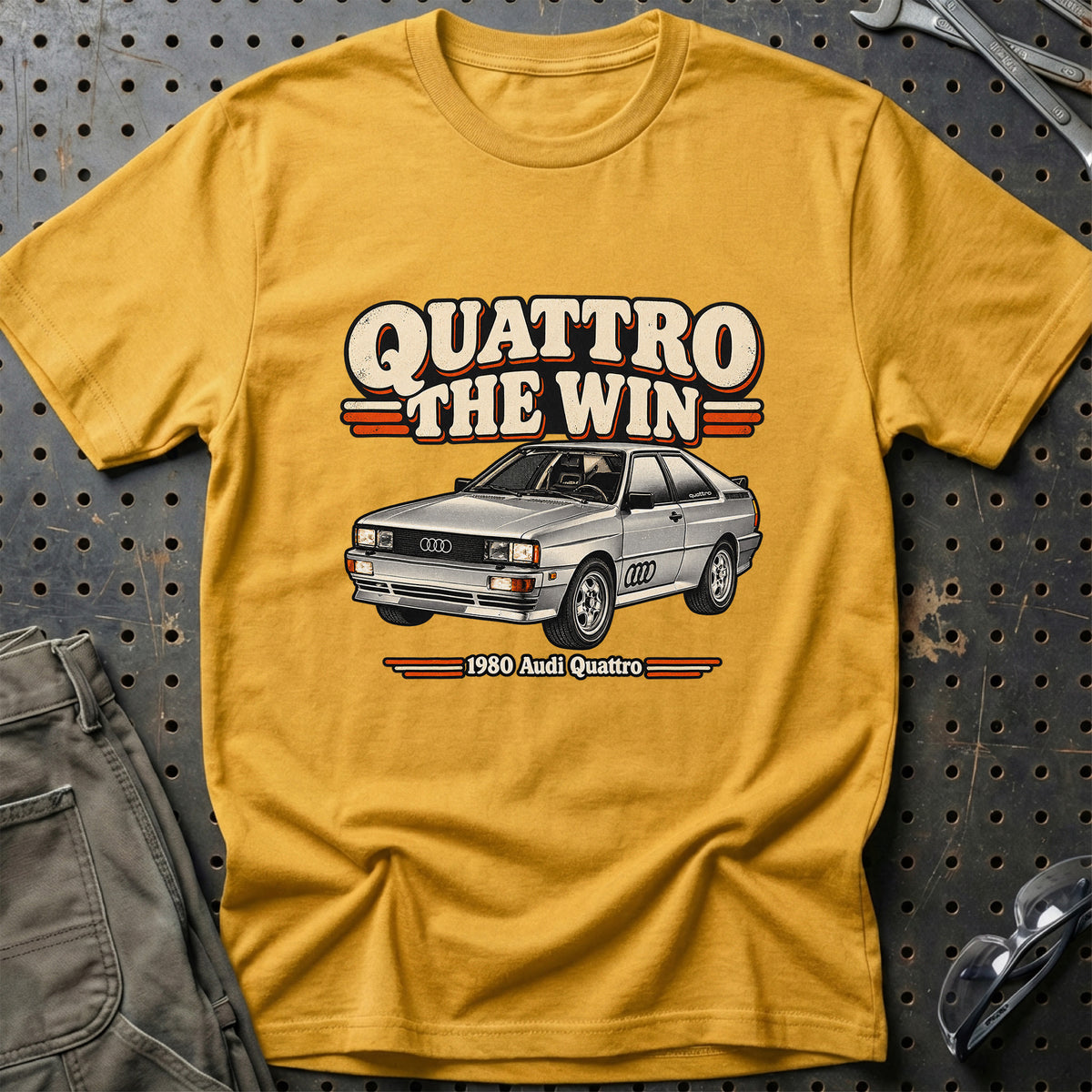 
Audi Quattro 1980 – Quattro the Win T-Shirt – Guld