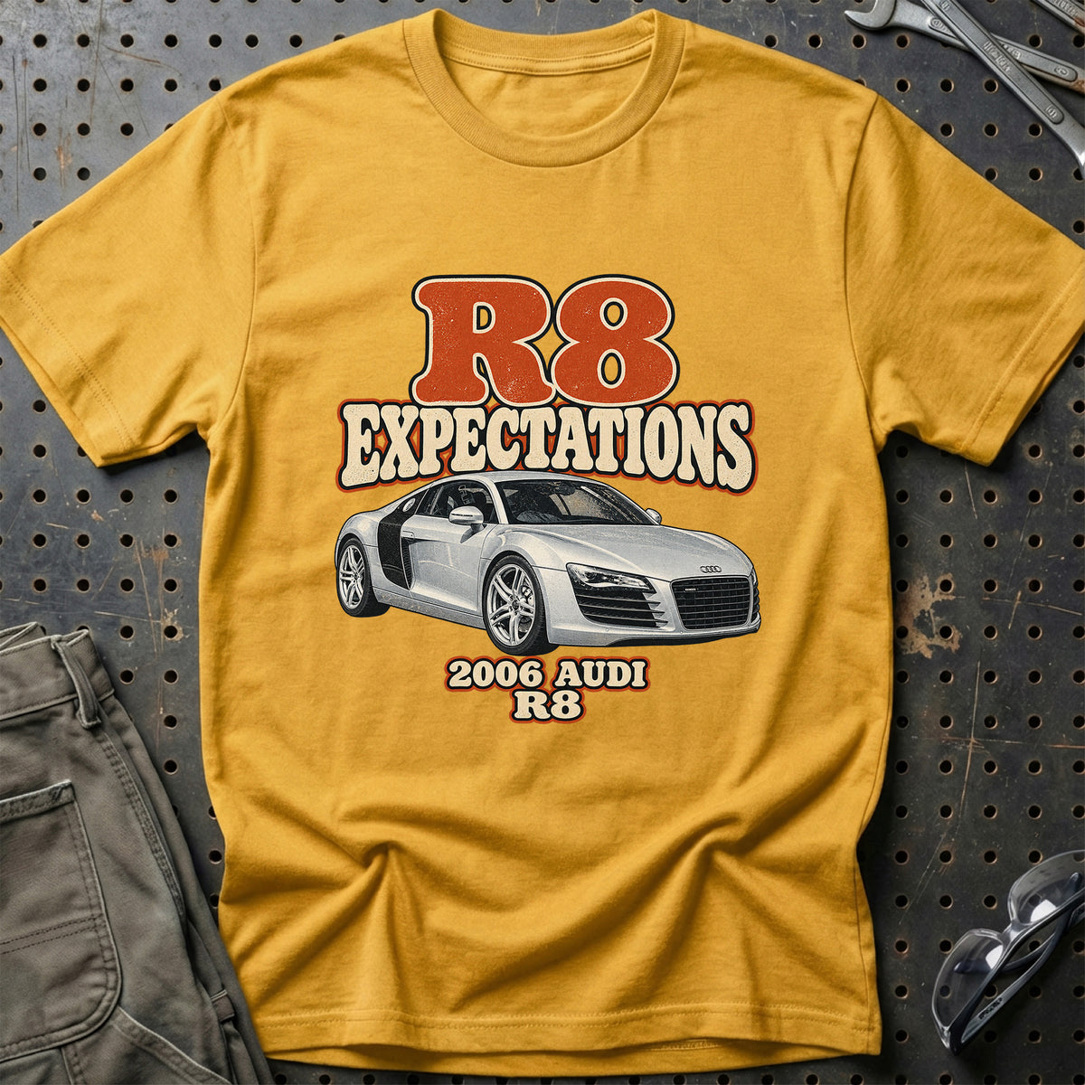 
Audi R8 2006 – R8 Expectations T-Shirt – Guld