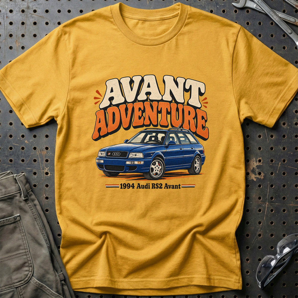 
Audi RS2 Avant 1994 – Avant Adventure T-Shirt – Guld