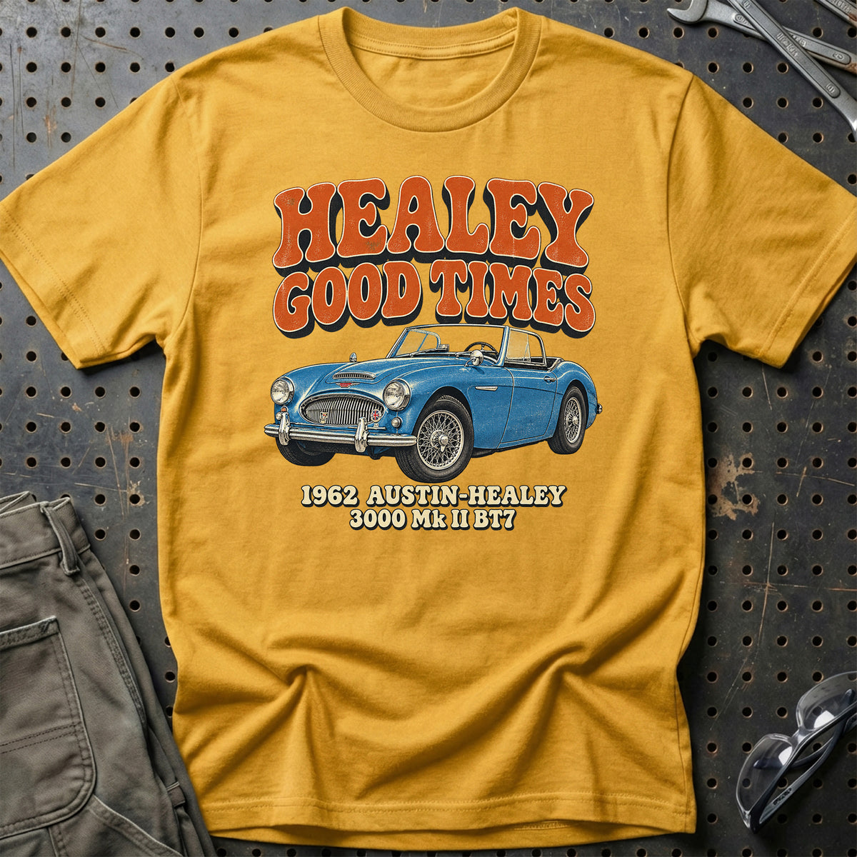 
Austin-Healey 3000 Mk II BT7 1962 – Healey Good Times T-Shirt – Guld