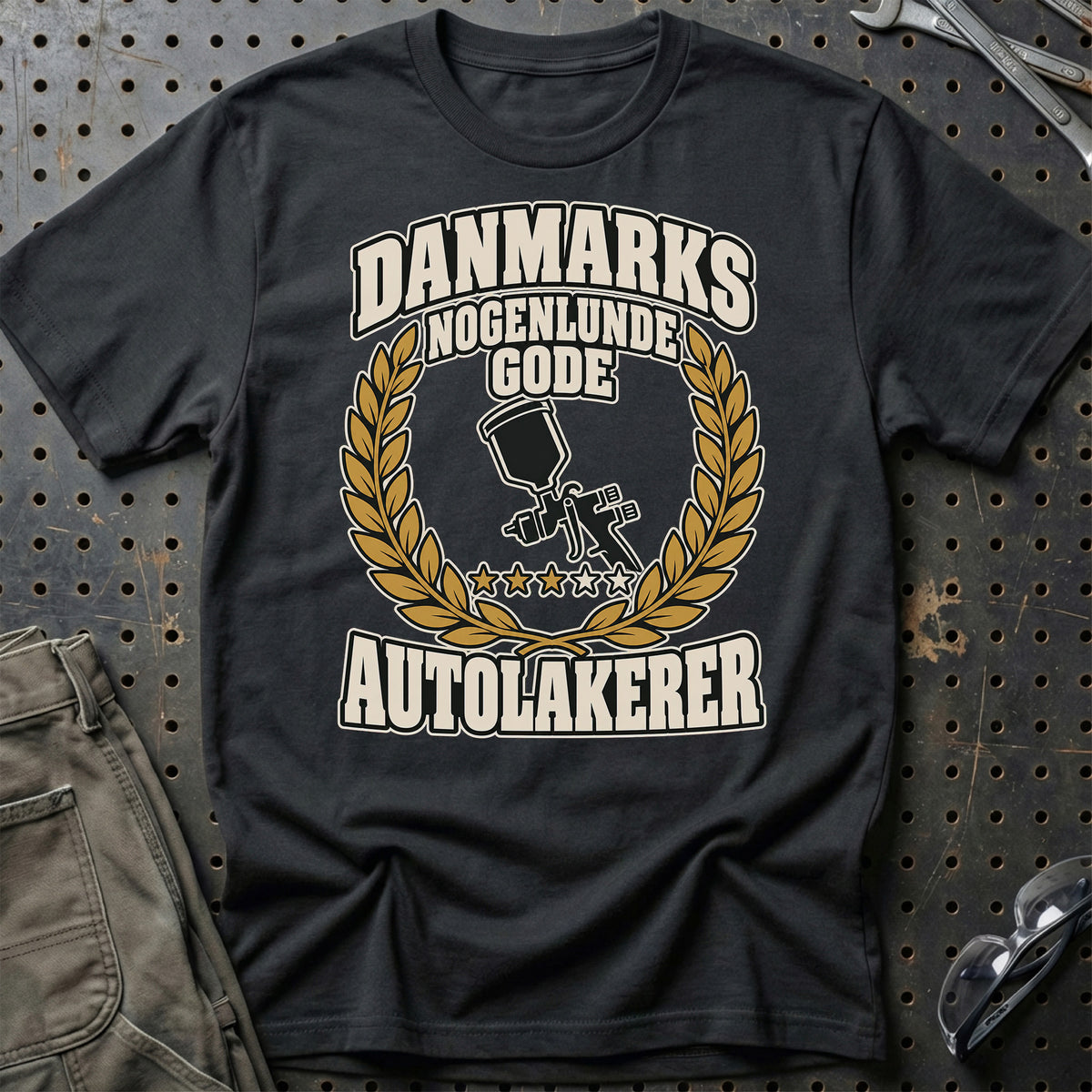 Autolakerer – Danmarks Nogenlunde Gode T-Shirt-Beklædning-Garage Culture-Sort-S-Garage Culture Shop- garage - man cave - merchandise