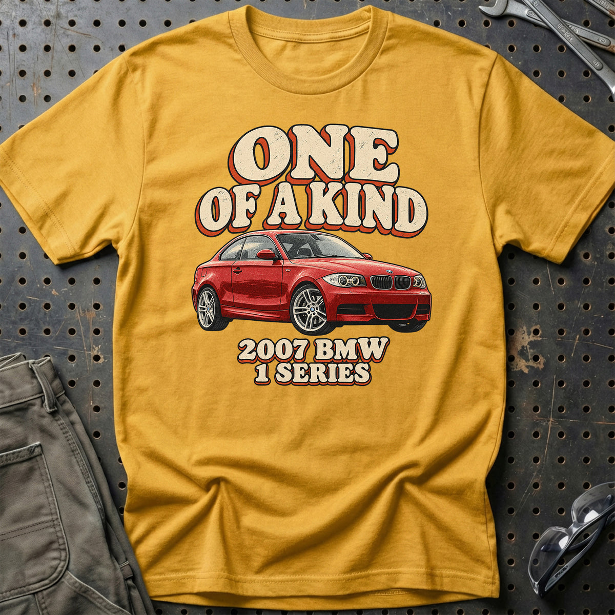 
BMW 1 Series 2007 – One of a Kind T-Shirt – Guld
