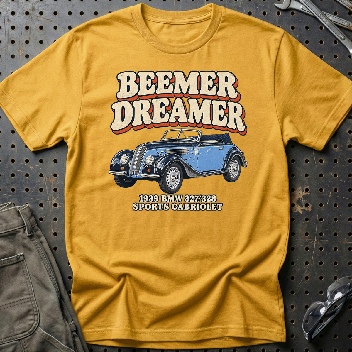 
BMW 327/328 1939 – Beemer Dreamer T-Shirt – Guld