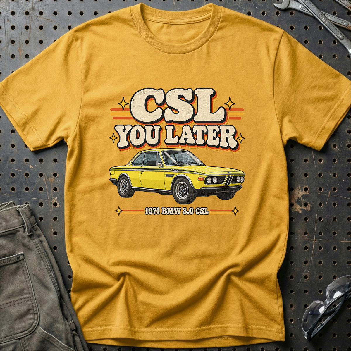 
BMW 3.0 CSL 1971 – CSL You Later T-Shirt – Guld