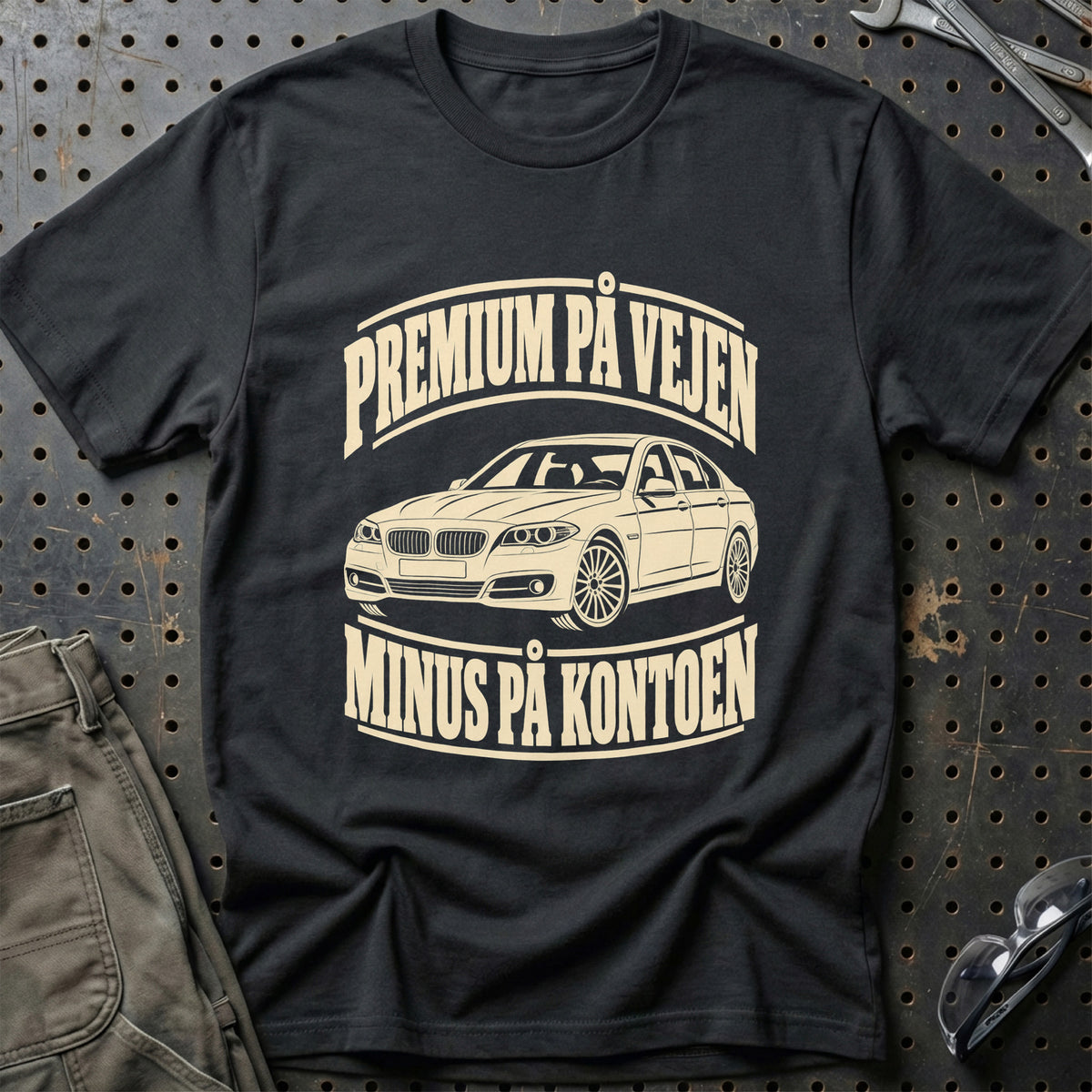 
BMW 5 Series F10-F11 – Premium på vejen minus på kontoen – Unisex T-Shirt – Sort